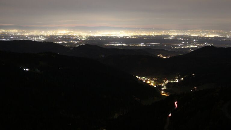 Dieses Bild zeigt eine Webcam-Aufnahme vom Achertal, aufgenommen am Freitag, den 31.10.2025 um 18:40 Uhr. Die Temperatur betrug 10.5°C.