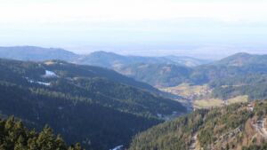 Dieses Bild zeigt eine Webcam-Aufnahme vom Achertal, aufgenommen am Freitag, den 16.01.2026 um 13:00 Uhr. Die Temperatur betrug 8.9°C.