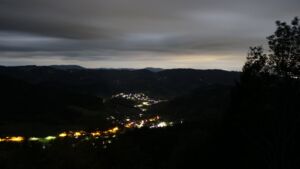 Dieses Bild zeigt eine Webcam-Aufnahme vom Achertal, aufgenommen am Mittwoch, den 28.10.2026 um 00:30 Uhr. Die Temperatur betrug 12.6°C.