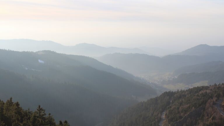 Dieses Bild zeigt eine Webcam-Aufnahme vom Achertal, aufgenommen am Montag, den 09.02.2026 um 16:30 Uhr. Die Temperatur betrug 5.1°C.