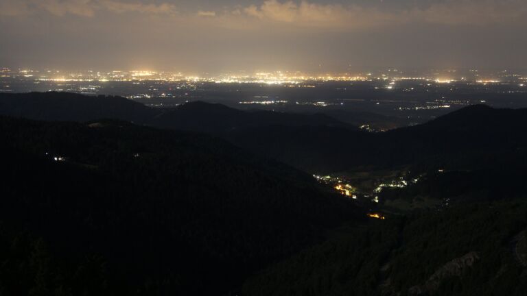 Dieses Bild zeigt eine Webcam-Aufnahme vom Achertal, aufgenommen am Montag, den 14.07.2025 um 01:30 Uhr. Die Temperatur betrug 18°C.