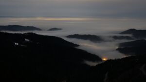 Dieses Bild zeigt eine Webcam-Aufnahme vom Achertal, aufgenommen am Freitag, den 06.02.2026 um 03:30 Uhr. Die Temperatur betrug 4.9°C.