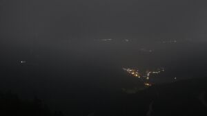 Dieses Bild zeigt eine Webcam-Aufnahme vom Achertal, aufgenommen am Sonntag, den 01.03.2026 um 04:30 Uhr. Die Temperatur betrug 3.4°C.