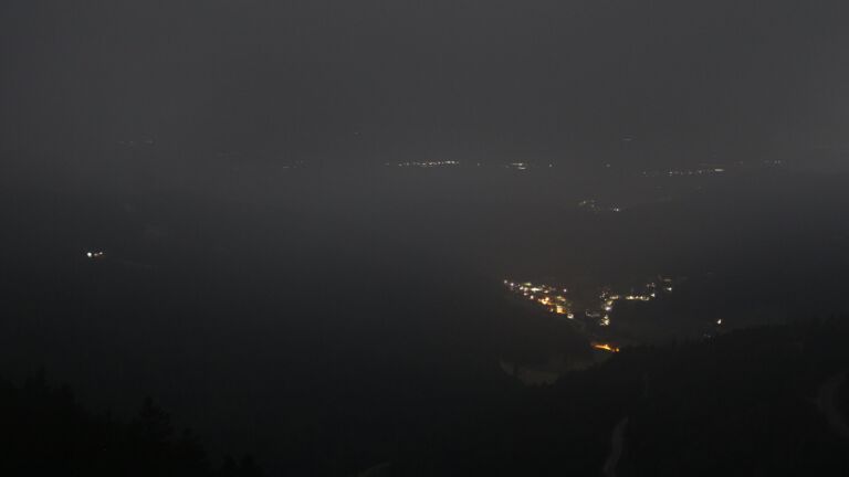 Dieses Bild zeigt eine Webcam-Aufnahme vom Achertal, aufgenommen am Sonntag, den 01.03.2026 um 04:30 Uhr. Die Temperatur betrug 3.4°C.