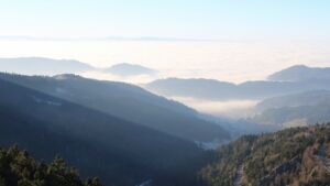 Dieses Bild zeigt eine Webcam-Aufnahme vom Achertal, aufgenommen am Montag, den 29.12.2025 um 15:10 Uhr. Die Temperatur betrug 2.3°C.