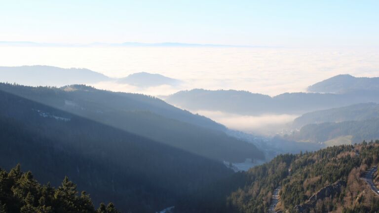 Dieses Bild zeigt eine Webcam-Aufnahme vom Achertal, aufgenommen am Montag, den 29.12.2025 um 15:10 Uhr. Die Temperatur betrug 2.3°C.