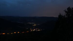 Dieses Bild zeigt eine Webcam-Aufnahme vom Achertal, aufgenommen am Freitag, den 28.08.2026 um 05:50 Uhr. Die Temperatur betrug 17.3°C.