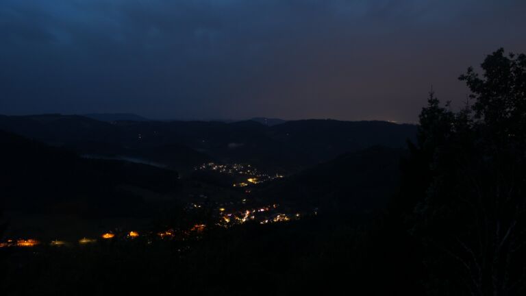 Dieses Bild zeigt eine Webcam-Aufnahme vom Achertal, aufgenommen am Freitag, den 28.08.2026 um 05:50 Uhr. Die Temperatur betrug 17.3°C.