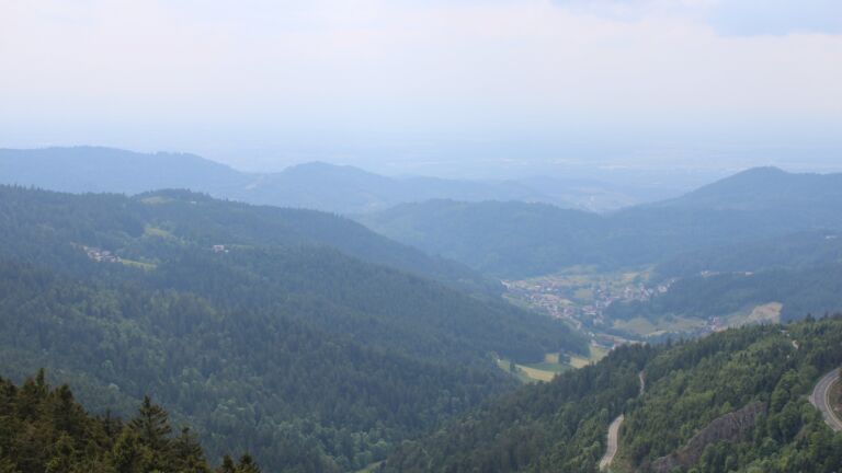 Dieses Bild zeigt eine Webcam-Aufnahme vom Achertal, aufgenommen am Mittwoch, den 21.05.2025 um 16:30 Uhr. Die Temperatur betrug 13.3°C.