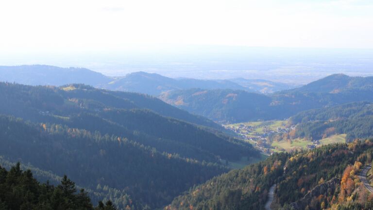 Dieses Bild zeigt eine Webcam-Aufnahme vom Achertal, aufgenommen am Donnerstag, den 30.10.2025 um 15:00 Uhr. Die Temperatur betrug 7.6°C.