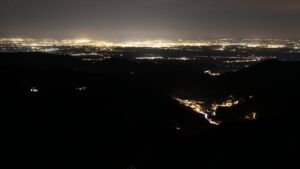 Dieses Bild zeigt eine Webcam-Aufnahme vom Achertal, aufgenommen am Dienstag, den 09.12.2025 um 22:00 Uhr. Die Temperatur betrug 9.3°C.