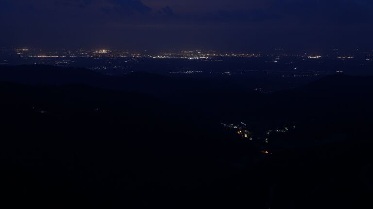 Dieses Bild zeigt eine Webcam-Aufnahme vom Achertal, aufgenommen am Freitag, den 23.05.2025 um 04:30 Uhr. Die Temperatur betrug 3.8°C.