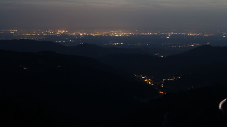 Dieses Bild zeigt eine Webcam-Aufnahme vom Achertal, aufgenommen am Mittwoch, den 13.08.2025 um 21:40 Uhr. Die Temperatur betrug 23.9°C.