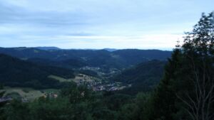 Dieses Bild zeigt eine Webcam-Aufnahme vom Achertal, aufgenommen am Mittwoch, den 03.06.2026 um 21:40 Uhr. Die Temperatur betrug 13.6°C.