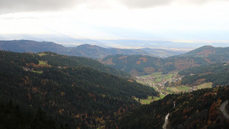 Dieses Bild zeigt eine Webcam-Aufnahme vom Achertal, aufgenommen am Dienstag, den 28.10.2025 um 16:00 Uhr. Die Temperatur betrug 5.6°C.
