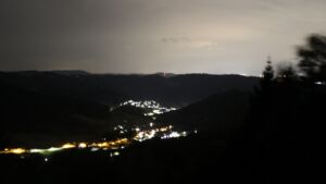 Dieses Bild zeigt eine Webcam-Aufnahme vom Achertal, aufgenommen am Dienstag, den 25.08.2026 um 04:40 Uhr. Die Temperatur betrug 16.9°C.