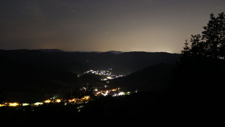 Dieses Bild zeigt eine Webcam-Aufnahme vom Achertal, aufgenommen am Sonntag, den 21.06.2026 um 03:00 Uhr. Die Temperatur betrug 23.8°C.
