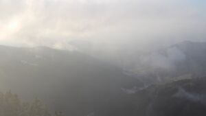 Dieses Bild zeigt eine Webcam-Aufnahme vom Achertal, aufgenommen am Dienstag, den 18.11.2025 um 15:50 Uhr. Die Temperatur betrug 1°C.