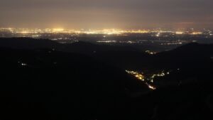 Dieses Bild zeigt eine Webcam-Aufnahme vom Achertal, aufgenommen am Samstag, den 05.07.2025 um 23:10 Uhr. Die Temperatur betrug 16.8°C.