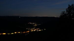 Dieses Bild zeigt eine Webcam-Aufnahme vom Achertal, aufgenommen am Montag, den 06.07.2026 um 23:00 Uhr. Die Temperatur betrug 21.7°C.