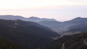 Dieses Bild zeigt eine Webcam-Aufnahme vom Achertal, aufgenommen am Freitag, den 12.12.2025 um 16:40 Uhr. Die Temperatur betrug 10.2°C.