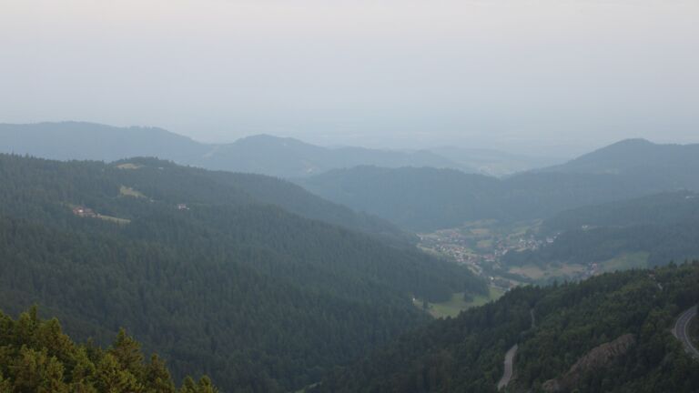 Dieses Bild zeigt eine Webcam-Aufnahme vom Achertal, aufgenommen am Freitag, den 13.06.2025 um 05:50 Uhr. Die Temperatur betrug 22°C.