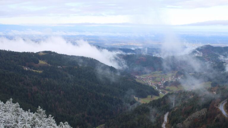Dieses Bild zeigt eine Webcam-Aufnahme vom Achertal, aufgenommen am Montag, den 17.11.2025 um 10:20 Uhr. Die Temperatur betrug -1.8°C.