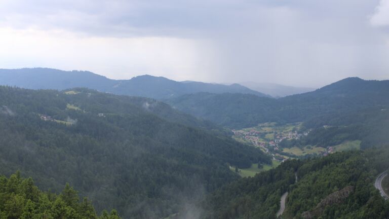 Dieses Bild zeigt eine Webcam-Aufnahme vom Achertal, aufgenommen am Sonntag, den 08.06.2025 um 15:30 Uhr. Die Temperatur betrug 8°C.