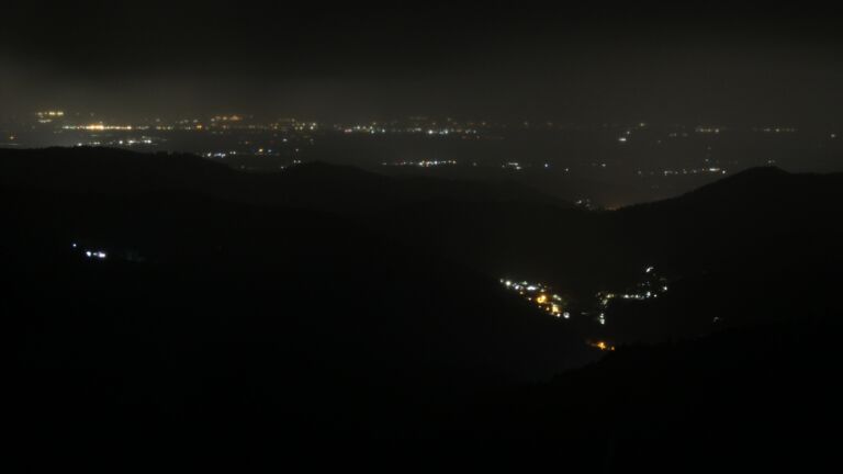 Dieses Bild zeigt eine Webcam-Aufnahme vom Achertal, aufgenommen am Samstag, den 25.10.2025 um 01:30 Uhr. Die Temperatur betrug 2.9°C.