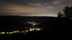 Dieses Bild zeigt eine Webcam-Aufnahme vom Achertal, aufgenommen am Sonntag, den 20.09.2026 um 04:30 Uhr. Die Temperatur betrug 15.4°C.