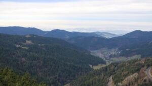 Dieses Bild zeigt eine Webcam-Aufnahme vom Achertal, aufgenommen am Mittwoch, den 17.12.2025 um 11:10 Uhr. Die Temperatur betrug 5.9°C.