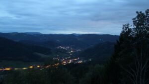 Dieses Bild zeigt eine Webcam-Aufnahme vom Achertal, aufgenommen am Sonntag, den 11.10.2026 um 19:20 Uhr. Die Temperatur betrug 7.4°C.