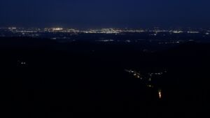 Dieses Bild zeigt eine Webcam-Aufnahme vom Achertal, aufgenommen am Montag, den 27.04.2026 um 05:10 Uhr. Die Temperatur betrug 9.9°C.