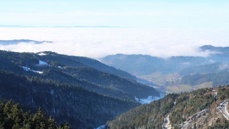 Dieses Bild zeigt eine Webcam-Aufnahme vom Achertal, aufgenommen am Samstag, den 22.11.2025 um 13:10 Uhr. Die Temperatur betrug -1°C.