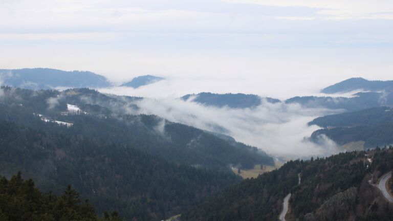 Dieses Bild zeigt eine Webcam-Aufnahme vom Achertal, aufgenommen am Dienstag, den 03.02.2026 um 13:10 Uhr. Die Temperatur betrug 2.1°C.