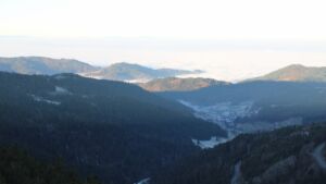 Dieses Bild zeigt eine Webcam-Aufnahme vom Achertal, aufgenommen am Sonntag, den 28.12.2025 um 09:10 Uhr. Die Temperatur betrug -0.2°C.