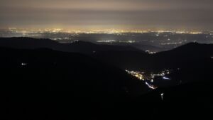 Dieses Bild zeigt eine Webcam-Aufnahme vom Achertal, aufgenommen am Samstag, den 07.03.2026 um 19:50 Uhr. Die Temperatur betrug 9.5°C.