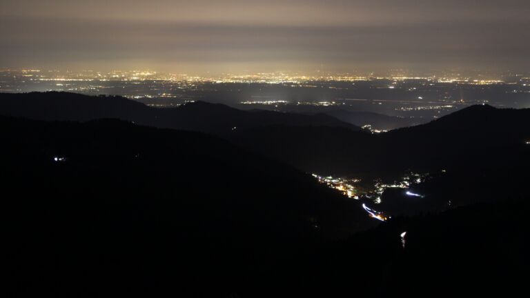 Dieses Bild zeigt eine Webcam-Aufnahme vom Achertal, aufgenommen am Samstag, den 07.03.2026 um 19:50 Uhr. Die Temperatur betrug 9.5°C.