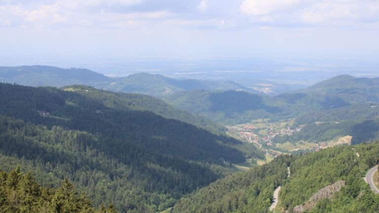 Dieses Bild zeigt eine Webcam-Aufnahme vom Achertal, aufgenommen am Freitag, den 23.05.2025 um 11:40 Uhr. Die Temperatur betrug 6.8°C.