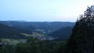 Dieses Bild zeigt eine Webcam-Aufnahme vom Achertal, aufgenommen am Sonntag, den 07.06.2026 um 21:50 Uhr. Die Temperatur betrug 16.1°C.
