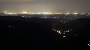 Dieses Bild zeigt eine Webcam-Aufnahme vom Achertal, aufgenommen am Dienstag, den 15.07.2025 um 23:00 Uhr. Die Temperatur betrug 13°C.