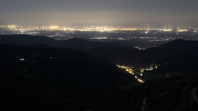 Dieses Bild zeigt eine Webcam-Aufnahme vom Achertal, aufgenommen am Samstag, den 25.04.2026 um 23:00 Uhr. Die Temperatur betrug 11.1°C.