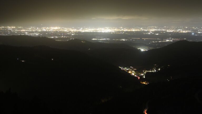 Dieses Bild zeigt eine Webcam-Aufnahme vom Achertal, aufgenommen am Dienstag, den 21.10.2025 um 19:50 Uhr. Die Temperatur betrug 8.9°C.