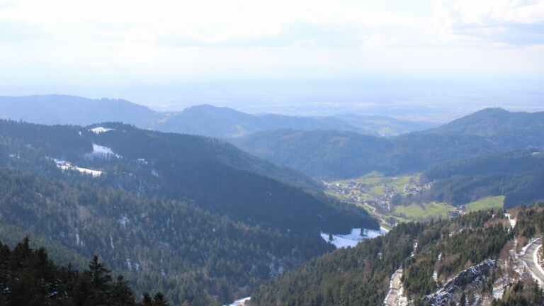 Dieses Bild zeigt eine Webcam-Aufnahme vom Achertal, aufgenommen am Mittwoch, den 01.04.2026 um 16:40 Uhr. Die Temperatur betrug 2.2°C.