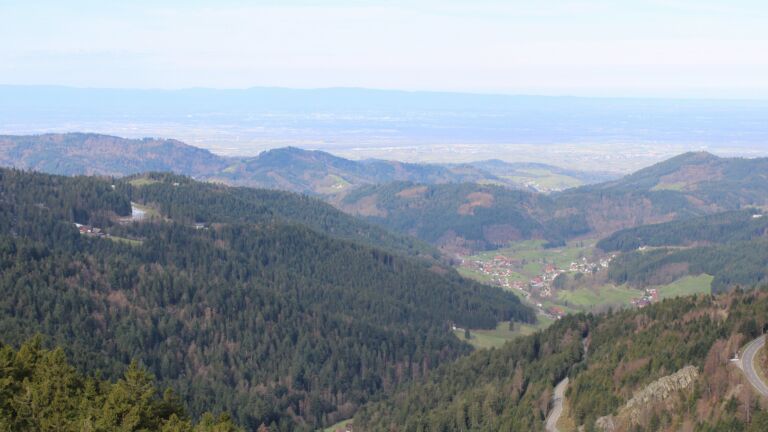 Dieses Bild zeigt eine Webcam-Aufnahme vom Achertal, aufgenommen am Sonntag, den 05.04.2026 um 10:10 Uhr. Die Temperatur betrug 10.7°C.