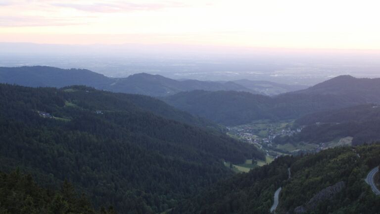 Dieses Bild zeigt eine Webcam-Aufnahme vom Achertal, aufgenommen am Freitag, den 23.05.2025 um 21:10 Uhr. Die Temperatur betrug 5.9°C.