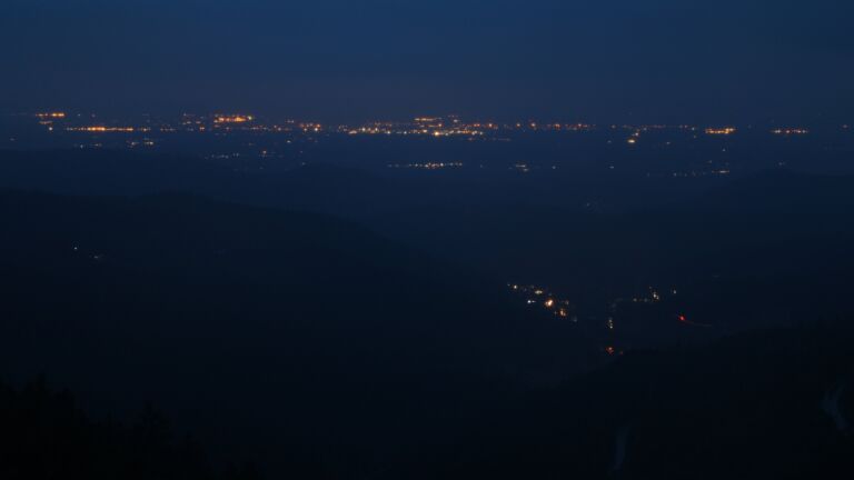 Dieses Bild zeigt eine Webcam-Aufnahme vom Achertal, aufgenommen am Sonntag, den 25.05.2025 um 04:50 Uhr. Die Temperatur betrug 6.5°C.
