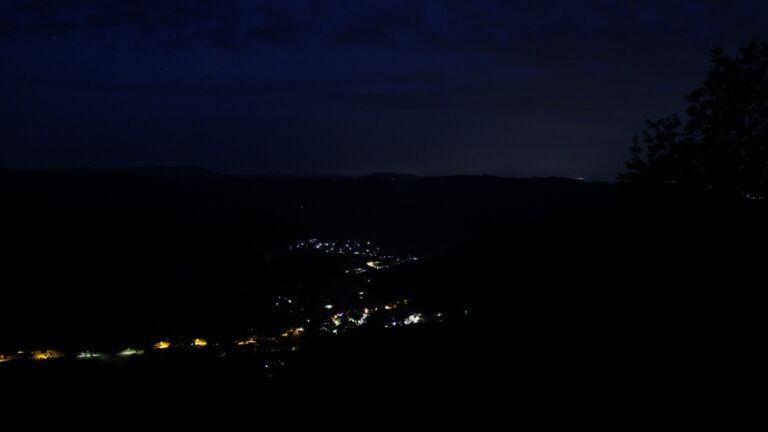 Dieses Bild zeigt eine Webcam-Aufnahme vom Achertal, aufgenommen am Mittwoch, den 17.06.2026 um 03:50 Uhr. Die Temperatur betrug 17.4°C.