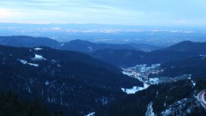 Dieses Bild zeigt eine Webcam-Aufnahme vom Achertal, aufgenommen am Dienstag, den 13.01.2026 um 17:30 Uhr. Die Temperatur betrug 6.6°C.