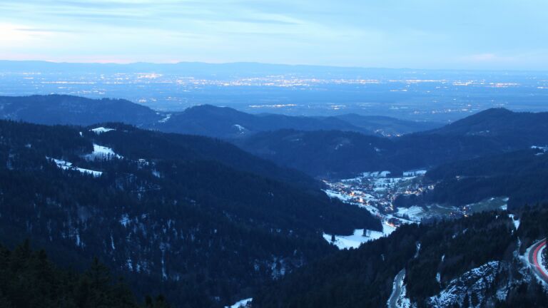 Dieses Bild zeigt eine Webcam-Aufnahme vom Achertal, aufgenommen am Dienstag, den 13.01.2026 um 17:30 Uhr. Die Temperatur betrug 6.6°C.